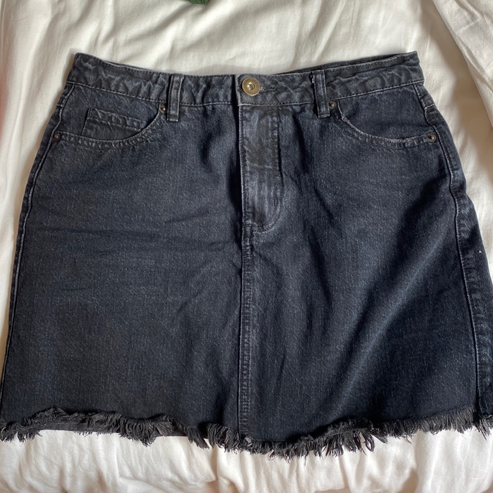 Black size 7 O’Neill jean skirt, frayed hem, perfect condition, no signs of wear